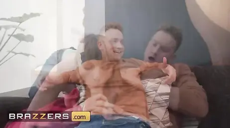 Porno en una familia de locos: todos follan con todos y a escondidas ... !!