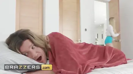 Porno en una familia de locos: todos follan con todos y a escondidas ... !!