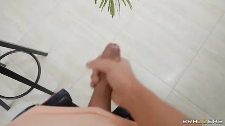 Sorprende a su hermanastra mirando videos porno gratis en la tablet ... y masturbándose!