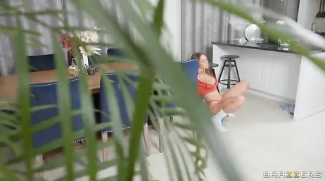 Sorprende a su hermanastra mirando videos porno gratis en la tablet ... y masturbándose!