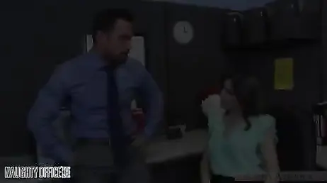 La secretaria sabe que si se come la polla del jefe todo va a seguir yendo bien
