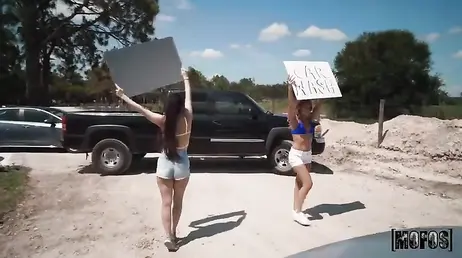 Estas dos cachondas te lavan el coche y por un poco mas te cabalgan la polla