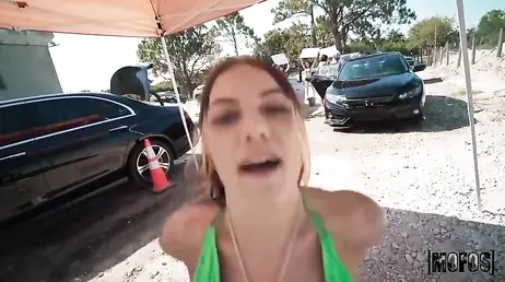 Estas dos cachondas te lavan el coche y por un poco mas te cabalgan la polla