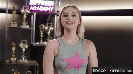 Un bon rimming pour Molly Cute avant de la baiser fort et profondément dans le cul...!!