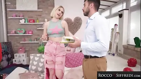 Un bon rimming pour Molly Cute avant de la baiser fort et profondément dans le cul...!!