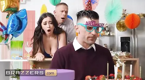 Todos en la fiesta estan pendientes del culo de Chloe Surreal: quién se la follará?