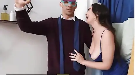 Todos en la fiesta estan pendientes del culo de Chloe Surreal: quién se la follará?