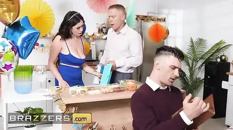 Todos en la fiesta estan pendientes del culo de Chloe Surreal: quién se la follará?