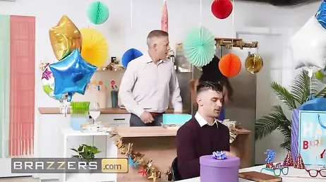 Todos en la fiesta estan pendientes del culo de Chloe Surreal: quién se la follará?