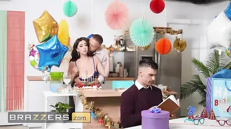 Todos en la fiesta estan pendientes del culo de Chloe Surreal: quién se la follará?