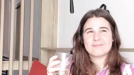 Hermanastros lejanos se conocen pocos dias antes de la boda de sus padres