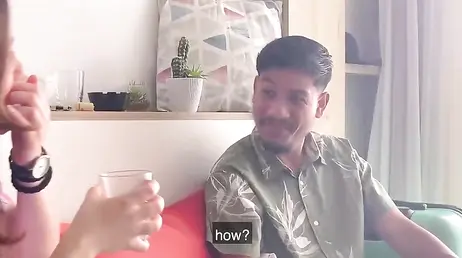 Hermanastros lejanos se conocen pocos dias antes de la boda de sus padres