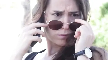 Echando mano a la polla de su amigo dentro de la tienda de campaña ... qué morbo!