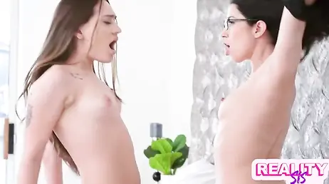 Dos hermanastras viciosas y calientes comparten la polla del novio de una de ellas