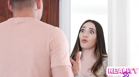 Dos hermanastras viciosas y calientes comparten la polla del novio de una de ellas