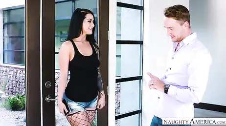 Die neue Nachbarin ist eine umwerfende, tätowierte Brünette mit einem perfekten Hintern...!!