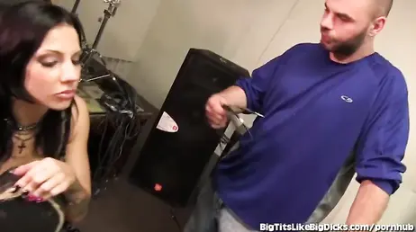 Asi se hacian pajas con las tetas en los videos porno de hace diez años ... !!