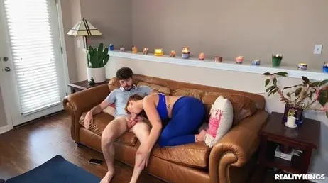 Follada estilo perrito a su compañera de piso en el sofá del salón ... !!