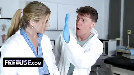 Su compañera de trabajo en el laboratorio se queda pausada: porno freak de calidad !!