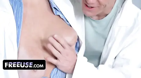 Su compañera de trabajo en el laboratorio se queda pausada: porno freak de calidad !!