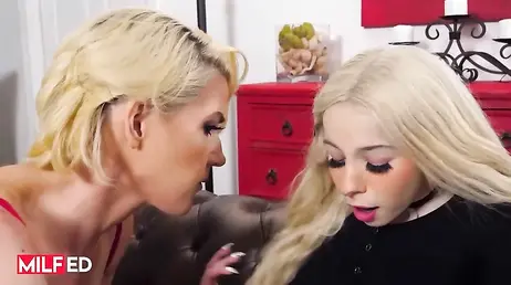 Comiendo palomitas con mi suegra acabamos comiéndonos los coños a escondidas