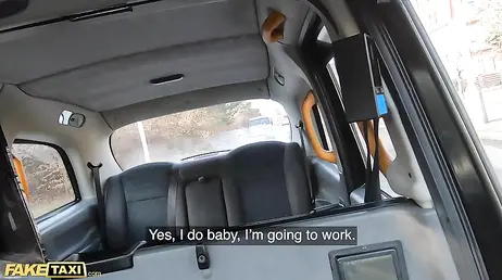 Se sube al taxi sin bragas, con minifalda y con un coño peludo super mojado ... !!