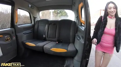 Se sube al taxi sin bragas, con minifalda y con un coño peludo super mojado ... !!