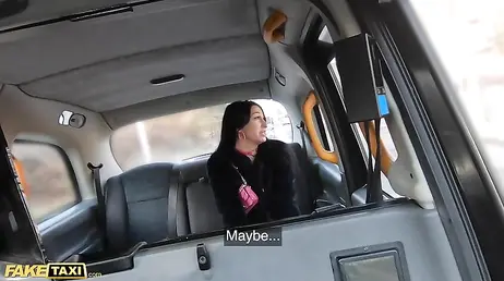Se sube al taxi sin bragas, con minifalda y con un coño peludo super mojado ... !!