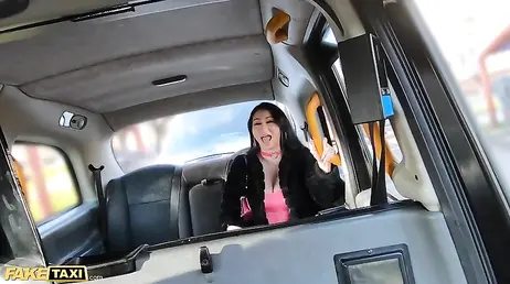 Se sube al taxi sin bragas, con minifalda y con un coño peludo super mojado ... !!