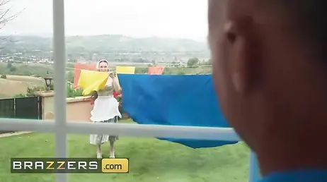 La guapa criada se deja meter mano y follar dentro y fuera de la casa: qué sexy!