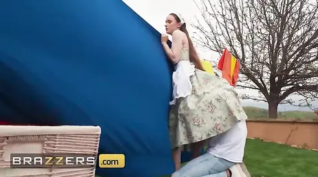 La guapa criada se deja meter mano y follar dentro y fuera de la casa: qué sexy!