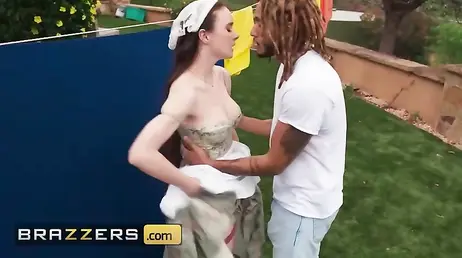 La guapa criada se deja meter mano y follar dentro y fuera de la casa: qué sexy!