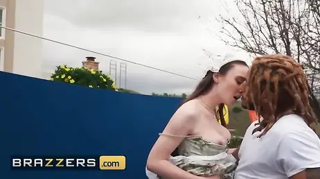 La guapa criada se deja meter mano y follar dentro y fuera de la casa: qué sexy!