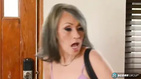 Justo cuando estaba a punto de pajearme entró por la puerta la puta de mi suegra