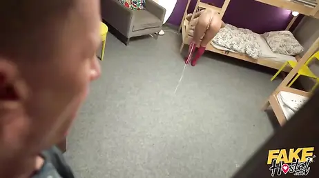 Su compañera de cuarto se queda atrapada en la litera: menuda culazo tiene