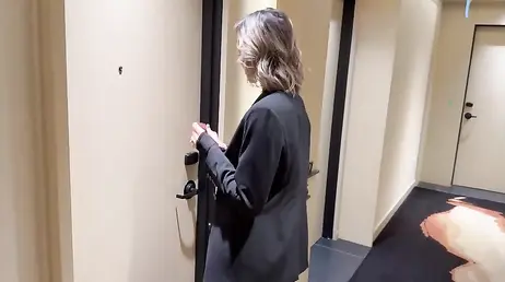 Quick amateur sex with her discreet lover in a suburban hotel