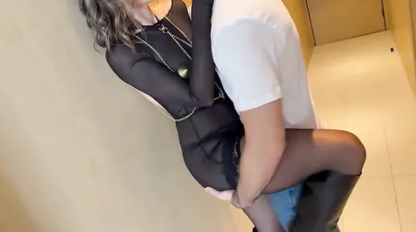 Quick amateur sex with her discreet lover in a suburban hotel