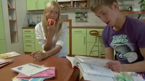 Rubia universitaria está deseando que sus padres se vayan para follar con su amigo