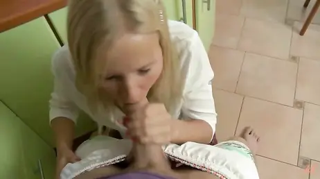 Rubia universitaria está deseando que sus padres se vayan para follar con su amigo