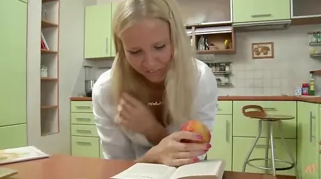 Rubia universitaria está deseando que sus padres se vayan para follar con su amigo