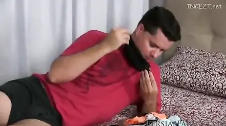 Mi tia me pilla desnudo a punto de hacerme una paja: porno retro vintage