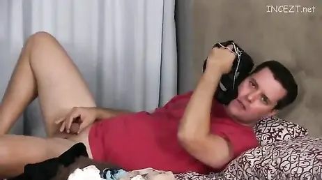 Mi tia me pilla desnudo a punto de hacerme una paja: porno retro vintage