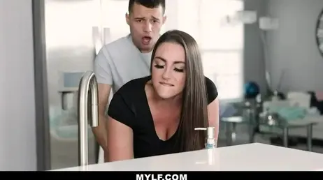 Mi madrastra me pilla mirando videos porno en el portatil: menuda sonrisa pone