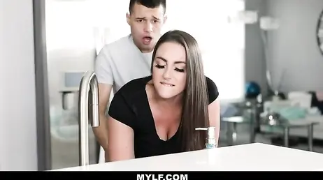 Mi madrastra me pilla mirando videos porno en el portatil: menuda sonrisa pone