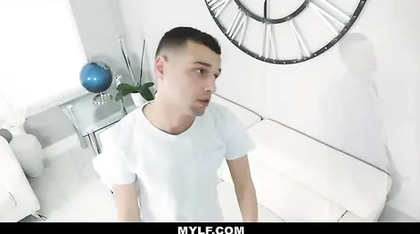 Mi madrastra me pilla mirando videos porno en el portatil: menuda sonrisa pone