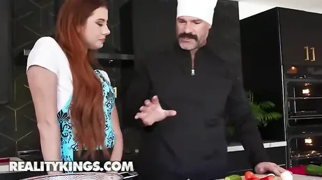 La stagiaire en cuisine n'a aucun problème à se faire baiser par le chef cuisinier.