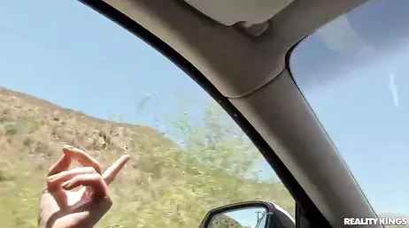Las chicas van juntas de viaje y acaban follando con un desconocido que hacia autostop