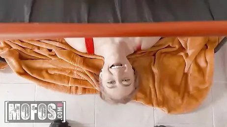 Bien qu'elle ait un petit ami, elle se laisse baiser par un beau mec rencontré au hasard au bord de la piscine.