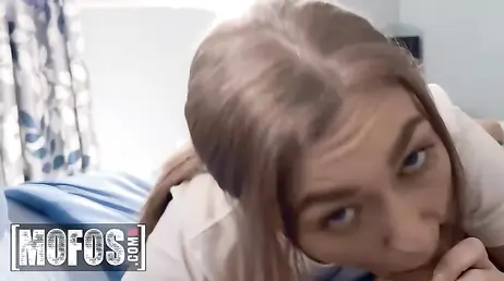 Bien qu'elle ait un petit ami, elle se laisse baiser par un beau mec rencontré au hasard au bord de la piscine.
