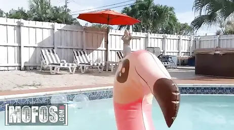 Bien qu'elle ait un petit ami, elle se laisse baiser par un beau mec rencontré au hasard au bord de la piscine.